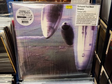 Manchester, İngiltere - 21 Ocak 2026: Bir mağazada üzerinde bir post-rock deneysel albüm kapağı bulunan vinil bir LP kol.