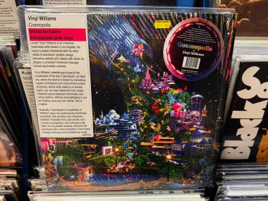 Manchester, İngiltere - 21 Ocak 2026: Canlı bir bilim kurgu şehri ve pembe vinil ambalajlı Indie psychedelic albüm çalışması.