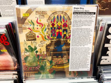 Manchester, İngiltere - 21 Ocak 2026: Renkli cam ve mumlarla dolu bir Bhajan Bhoy albüm kapağında canlı kilise sahnesi.