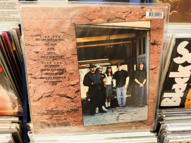 Manchester, İngiltere - 21 Ocak 2026: Bir garajda klasik bir arabanın yanında poz veren bir grup arkadaş. İntihar eğilimleri