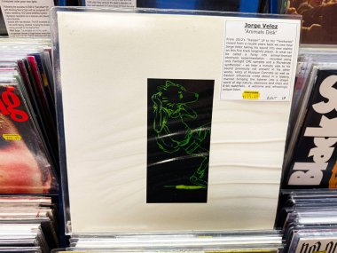 Manchester, İngiltere - 21 Ocak 2026: Jorge Velez Animals Disk kapağı Beyaz kollu, elektronik müzik havasında neon yeşil dinozor illüstrasyonları.