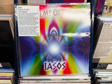 Manchester, İngiltere - 21 Ocak 2026: Radyasyon merkezi ve kaleydoskopik renkleri enerji ve hayal gücünü çağrıştıran renkli soyut müzik kapağı.