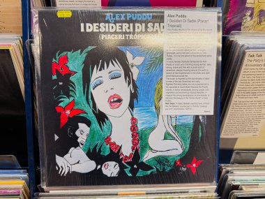 Manchester, İngiltere - 21 Ocak 2026: Çiçeklerle ve stilize figürlerle dolu cesur sanat eserlerinin yer aldığı canlı tropikal albüm kapağı.