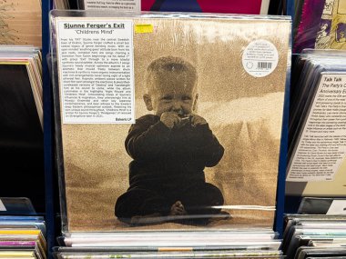 Manchester, İngiltere - 21 Ocak 2026: Sepya tonları ve kalın tipografi ve klasik titreşim ile oturan bir çocuğun yer aldığı albüm kapağı.