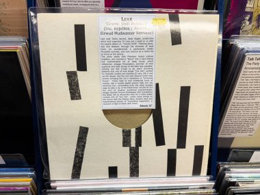 Manchester, İngiltere - 21 Ocak 2026: Cesur geometrik şekillere sahip soyut vinil Lexx kapağı ve bej arkaplan üzerine kesilmiş bir makale.