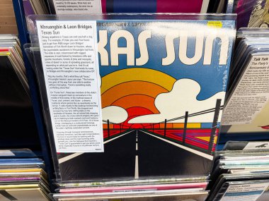 Manchester, İngiltere - 21 Ocak 2026: Renkli bir çöl otoyolu, cesur bir günbatımı ve retro tasarımı içeren vinil kapağı.