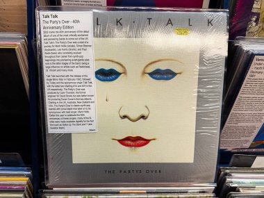 Manchester, İngiltere - 21 Ocak 2026: Plak kolları üzerindeki ikonik sentetik sanatsal çalışmalar serin soyut bir yüze ve kalın bir renge sahip.