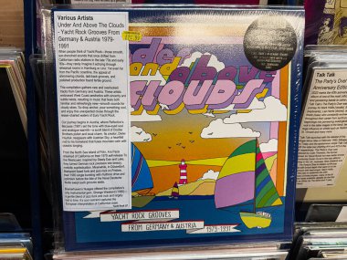 Manchester, İngiltere - 21 Ocak 2026: Yelkenli ve günbatımlı renkli vinil kapak, 1979 'dan 1991' e kadar uzanan yat kaya yivleri.