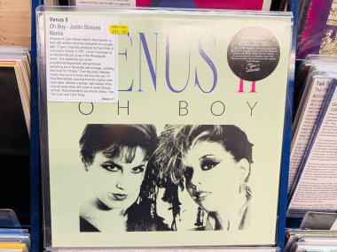 Manchester, İngiltere - 21 Ocak 2026: Venüs II 'yi Oh Boy remiks etiketli, dans pop enerjili, parlak kapaklı albüm kapağı.