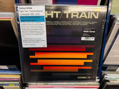 Manchester, İngiltere - 21 Ocak 2026: Caz derlemesi için koyu turuncu çizgiler ve retro tipografi içeren canlı vinil kapağı.