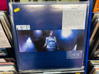 Manchester, İngiltere - 21 Ocak 2026: Klasik Portishead Dummy kapağı hüzünlü mavi sanat ve koleksiyoncular için retro triphop titreşimi.