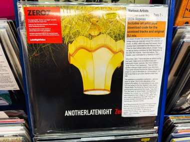 Manchester, İngiltere - 21 Ocak 2026: Zero 7s için klasik vinil kollu Parlak sarı lamba grafikli bir başka geç saat gecesi.