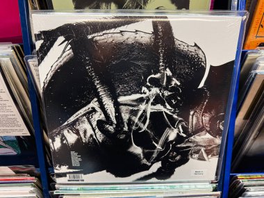 Manchester, İngiltere - 21 Ocak 2026: Vilyl Massive Attack Mezzanine albümü için tek renkli, karmaşık şekilli ve gizemli kapak resmi.