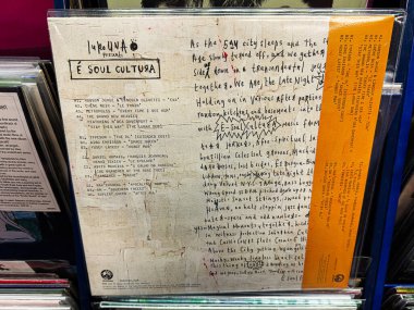 Manchester, İngiltere - 21 Ocak 2026: El yazısıyla yazılmış vinil kollu, turuncu iz sürücüsü ve Soul Cultura için kolaj sanatı.