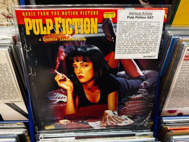 Manchester, İngiltere - 21 Ocak 2026: Pulp Fiction film müziğinin vinil kapağı, bir kült klasik film müziğinden cesur bir eser.