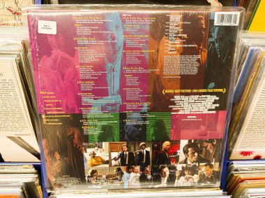 Manchester, İngiltere - 21 Ocak 2026: Renkli bir müzik paketi oluşturan kolaj panelleri, metin ve fotoğraflarla dolu canlı vinil arka kapağı. Pulp Fiction film müziği