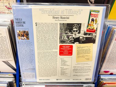 Manchester, İngiltere - 21 Ocak 2026: Henry Mancini Breakfast at Hughanys film müziği ve Audrey Hepburn hatıraları içeren klasik film müziği kapağı.