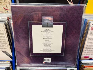 Manchester, İngiltere - 21 Ocak 2026: Mor süslü vinil albüm kapağı şarkı listesi ve mağaza vitriniyle. Ennio Morricone 1900 Efsanesi.