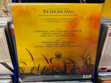 Manchester, İngiltere - 21 Ocak 2026: The Wicker Man için altın vinil kapak hasat görüntüleri ve şarkı listesi içeren film müziği.
