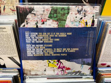 Manchester, İngiltere - 21 Ocak 2026: Grafiti ve mavi metin bloğuyla retrovinil kolaj kapağı, kentsel müzik sanatı.