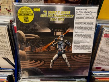 Manchester, İngiltere - 21 Ocak 2026: Gelecekçi silahlı bir savaşçı ve tapınak zemininin yer aldığı vinil kapak sanatı.