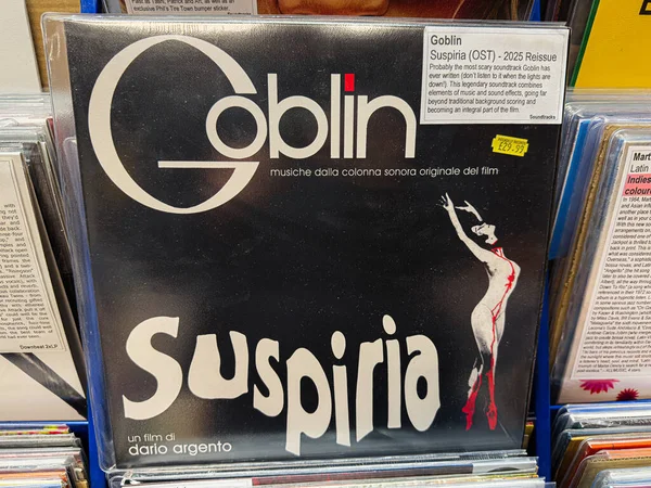 Manchester, İngiltere - 21 Ocak 2026: Dansçı silueti ve kalın tipografinin yer aldığı ikonik korku filmi kapağı sanatı. Klasik Goblin skoruyla koleksiyonluk vinil salınımı.