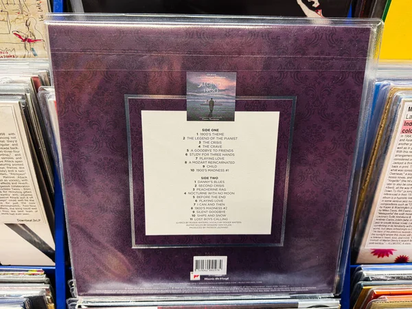 Manchester, İngiltere - 21 Ocak 2026: Mor süslü vinil albüm kapağı şarkı listesi ve mağaza vitriniyle. Ennio Morricone 1900 Efsanesi.
