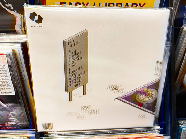 Manchester, İngiltere - 21 Ocak 2026: Piksel işareti ve uzay motifli Retro vinil kollu, minimal sıcak tonlu, klasik müzik sanatı.