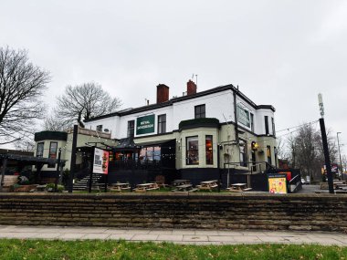 Manchester, İngiltere - 25 Ocak 2026: Salford, Manchester 'daki geleneksel Royal Sovereign Pub Restaurant' ın dış görünümü açık hava oturma ve festival aydınlatması, akşam ortamı.