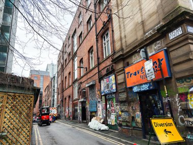 Manchester, İngiltere - 26 Ocak 2026: Manchester 'da grafiti duvarları, çantalar ve dikkat dağıtma işareti olan bir Spear caddesindeki bir seyahat dükkanı.