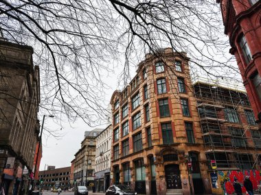 Manchester, İngiltere - 26 Ocak 2026: Manchester 'daki Urban Dale sokak sahnesi kırmızı tuğlalı bina, iskele ve çıplak ağaçlarla.