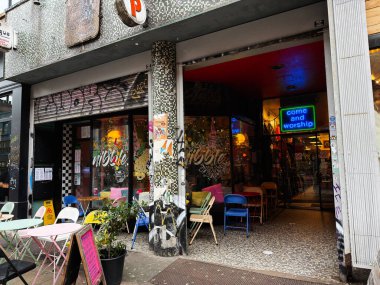 Manchester, İngiltere - 26 Ocak 2026: Manchester 'da Nibble NQ cafe Pastel sandalyeler, graffitiler ve neona tapan bir tabela.