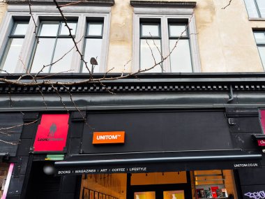 Manchester, İngiltere - 26 Ocak 2026: Lesniak Swann ve UNITOM 'un yer aldığı Kentsel Manchester sokak sahnesi.