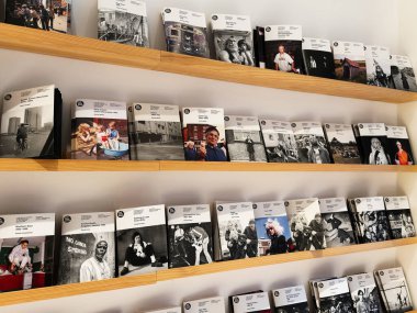 Manchester, İngiltere - 26 Ocak 2026: Manchester 'daki ahşap raflarda dergi sergisi, portreler, sokak sahneleri ve şehir hayatı yer alıyor. Caf Royal Books ödüllü bir yayıncı.