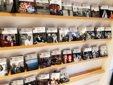 Manchester, İngiltere - 26 Ocak 2026: Manchester 'daki bir dükkanda siyah beyaz renkli fotoğraf kitapları sergileniyor. Caf Royal Books, belgesel fotoğrafçılığının ödüllü bir yayıncısı.