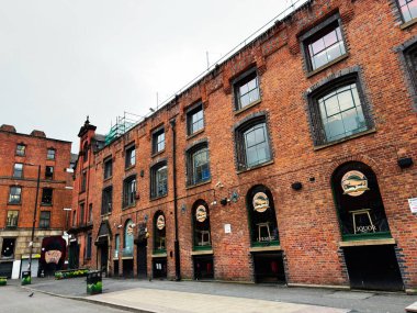 Manchester, İngiltere - 26 Ocak 2026: Manchester 'da kemerli camları ve Tokyo Bar tabelasında kaybolan tuğla kavgası, akşam atmosferini davet ediyor.