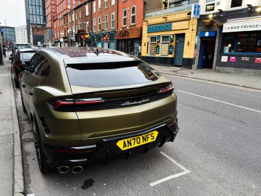 Manchester, İngiltere - 26 Ocak 2026: Lamborghini Urus SUv, Manchester 'da bar ve dükkanların yakınındaki işlek bir caddeye park etti.