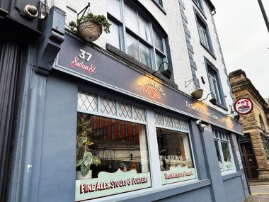 Manchester, İngiltere - 26 Ocak 2026: Manchester 'da bira ve içki reklamları yapan geleneksel bir barın dış görünümü. Smithfield Market Tavernasında 21 Musluk Evi
