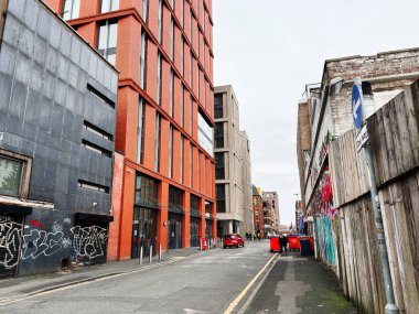 Manchester, İngiltere - 26 Ocak 2026: Manchester 'da canlı bir Mason sokağı modern kırmızı tuğla mimari, duvar yazıları ve günlük aktiviteler sergiliyor.