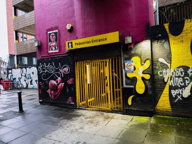 Manchester, İngiltere - 21 Ocak 2026: Grafiti, Manchester 'daki sarı yaya girişini çevreleyen duvarları doldurdu..