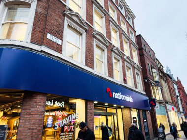 Manchester, İngiltere - 21 Ocak 2026: Manchester 'da NatWest Bankası, tuğla mimarisi, müşteriler ve yayalar ile yoğun sokak sahnesi.