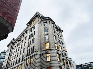 Manchester, İngiltere - 21 Ocak 2026: Manchester 'da Blackfriars House' da uzun pencereler ve klasik mimarinin yer aldığı büyük taş bir bina.