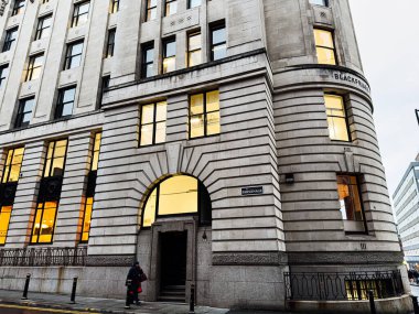 Manchester, İngiltere - 21 Ocak 2026: Grand Manchester Blackfriars Binası ışıklı pencereleri ve Parsonage Caddesi 'ne kemerli girişi olan bina, şehir manzarasını davet ediyor.