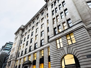 Manchester, İngiltere - 21 Ocak 2026: Manchester 'daki Blackfriars Binası ışıklı pencereli ve kemerli bir girişi, kentsel ofis titreşimli.