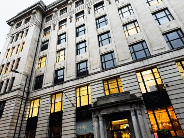 Manchester, İngiltere - 21 Ocak 2026: Manchester UK tarihi Blackfriars ofis binası Ilık iç aydınlatma ve büyük pencereli.