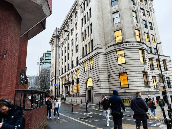 Manchester, İngiltere - 21 Ocak 2026: Blackfriars House, yayalar ve kentsel mimari yakınlarındaki Manchester sokak manzarası.