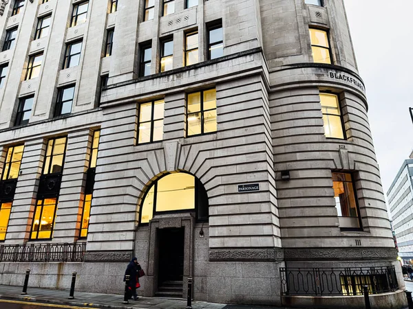 Manchester, İngiltere - 21 Ocak 2026: Grand Manchester Blackfriars Binası ışıklı pencereleri ve Parsonage Caddesi 'ne kemerli girişi olan bina, şehir manzarasını davet ediyor.