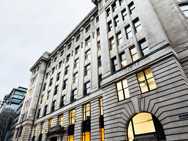 Manchester, İngiltere - 21 Ocak 2026: Manchester 'daki Blackfriars Binası ışıklı pencereli ve kemerli bir girişi, kentsel ofis titreşimli.