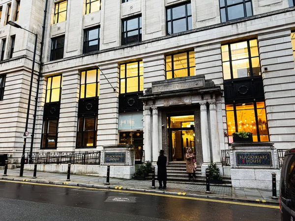 Manchester, İngiltere - 21 Ocak 2026: Manchester 'da Blackfriars House' un dış binası ve girişi ışıklandırılmış pencere ve yayalar.