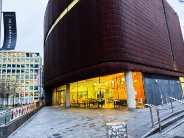 Manchester, İngiltere - 21 Ocak 2026: Bir Halk Tarihi Müzesi, Manchester 'da parıldayan cam bir vitrin ve davetkar bir kafe ile tuğla kaplamalı dış yüzey.